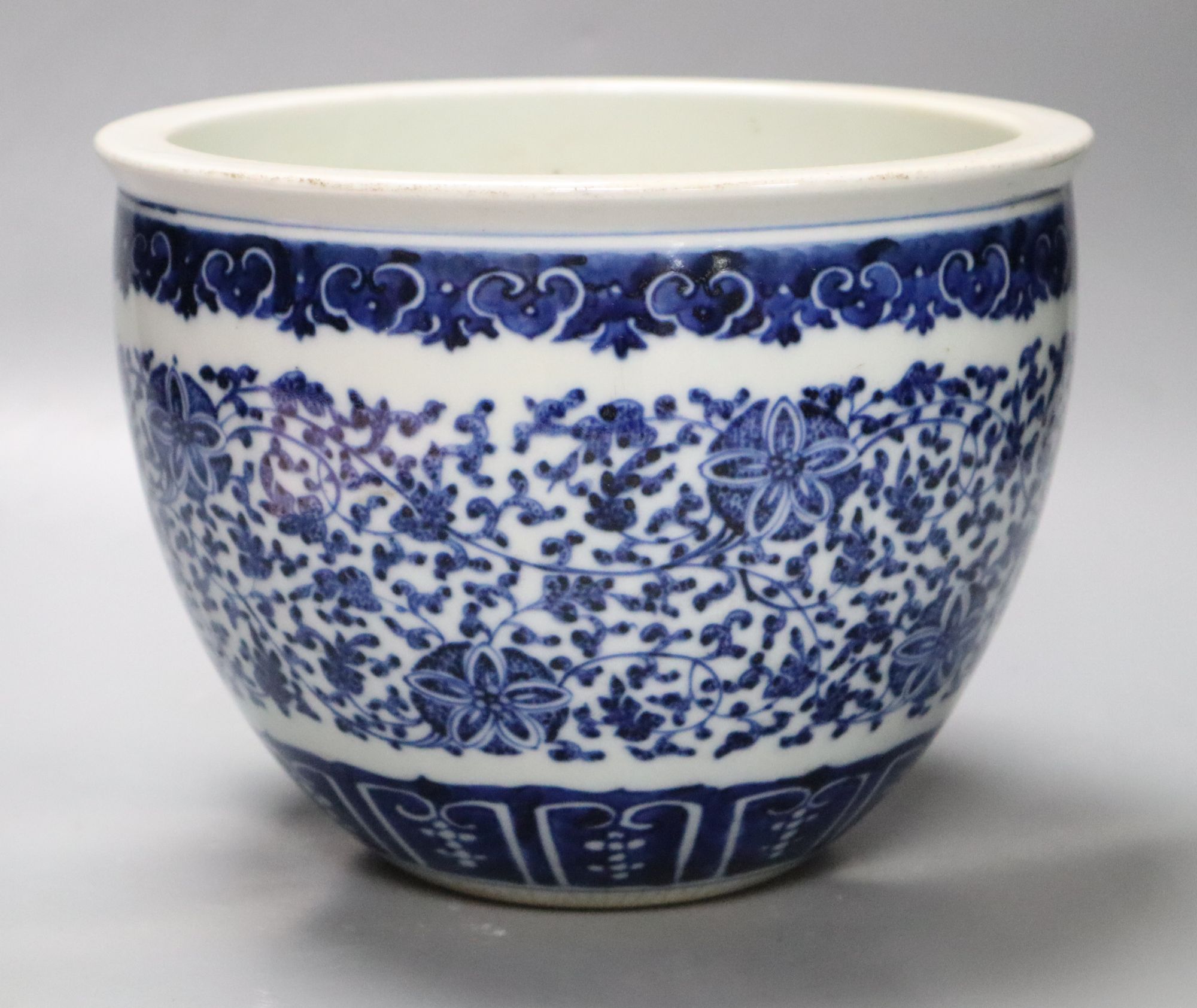 A small Chinese blue and white jardiniere, diameter 21cm